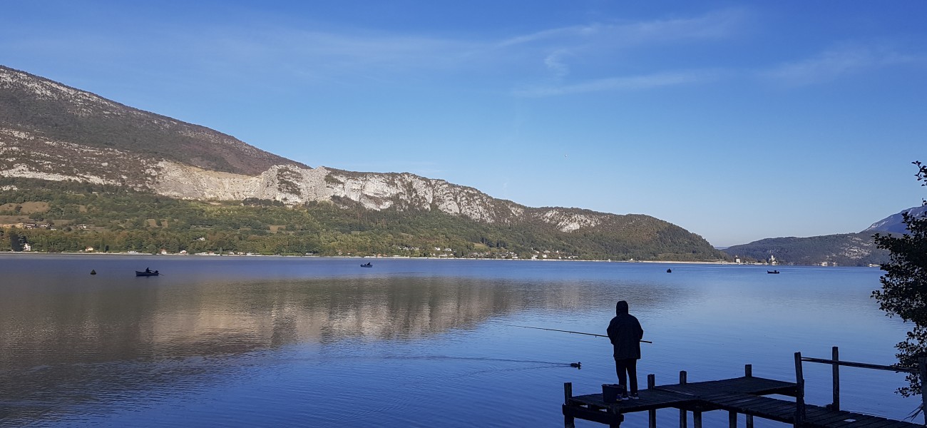 Pêcheur au bout du lac d'Annecy - Glières - ©SavoieMontBlanc-Cervellin